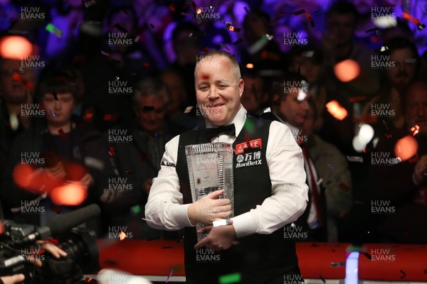 040318 - Welsh Open Snooker Final - John Higgins lifts the trophy to claim his record 5th Welsh Open title