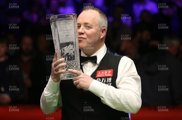 040318 - Welsh Open Snooker Final - John Higgins kisses the trophy to claim his record 5th Welsh Open title