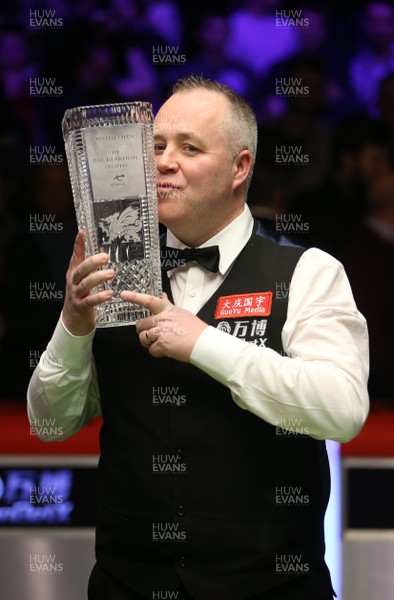 040318 - Welsh Open Snooker Final - John Higgins kisses the trophy to claim his record 5th Welsh Open title