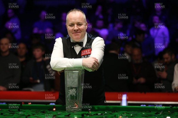 040318 - Welsh Open Snooker Final - John Higgins with the trophy to claim his record 5th Welsh Open title