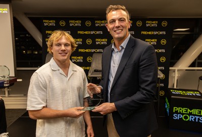 180925 - Welsh Rugby Writers Awards - Alex Bywater presents the award for Wales men�s young player of the year to Blair Murray