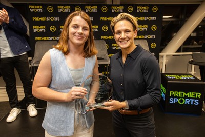 180925 - Welsh Rugby Writers Awards - Philippa Tuttiett presents the award for Wales women�s player of the year to Kate Williams