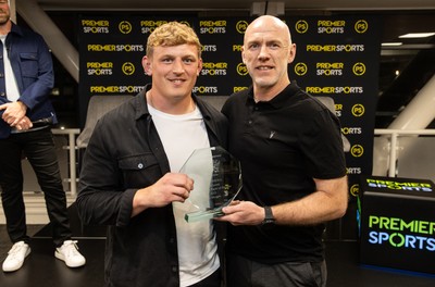 180925 - Welsh Rugby Writers Awards - Steve Tandy presents the award for Wales men�s player of the year to Jac Morgan