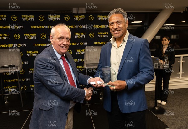 180925 - Welsh Rugby Writers Awards - Rob Cole presented Filo Tiatia with the award for SRC player of the year on behalf of Jac Lloyd