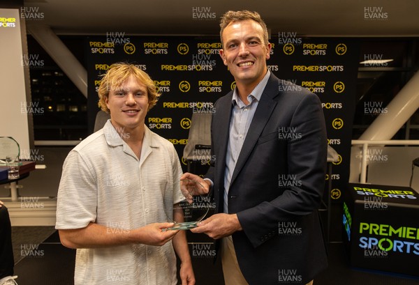 180925 - Welsh Rugby Writers Awards - Alex Bywater presents the award for Wales men�s young player of the year to Blair Murray