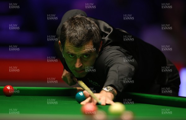 120219 - Welsh Snooker Open - O'Sullivan v Lam - Ronnie O'Sullivan during play