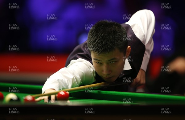 120219 - Welsh Snooker Open - Page v Xintong - Zhao Xintong during play