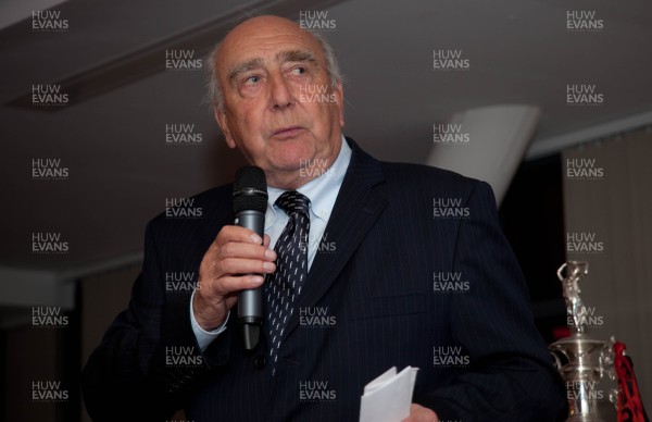 170513 - Welsh Sports Hall of Fame, 24th Roll of Honour Dinner, Millennium Stadium, Cardiff - Journalist Peter Corrigan addresses guests