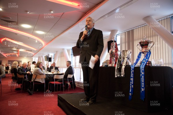 170513 - Welsh Sports Hall of Fame, 24th Roll of Honour Dinner, Millennium Stadium, Cardiff - Chairman Rhodri Morgan addresses guests