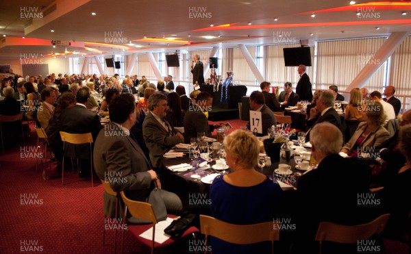 170513 - Welsh Sports Hall of Fame, 24th Roll of Honour Dinner, Millennium Stadium, Cardiff - Chairman Rhodri Morgan addresses guests