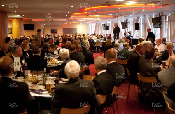 170513 - Welsh Sports Hall of Fame, 24th Roll of Honour Dinner, Millennium Stadium, Cardiff - Chairman Rhodri Morgan addresses guests