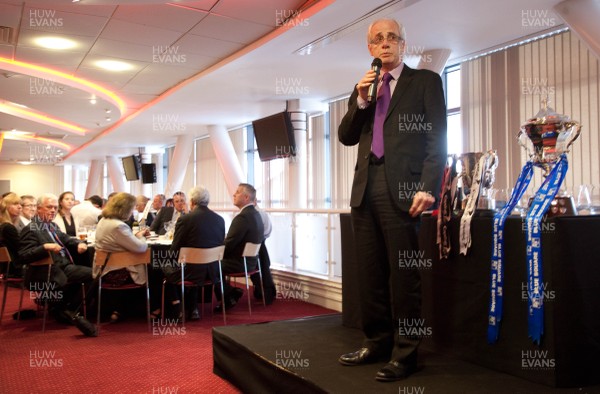 170513 - Welsh Sports Hall of Fame, 24th Roll of Honour Dinner, Millennium Stadium, Cardiff - Journalist Peter Jackson addresses guests