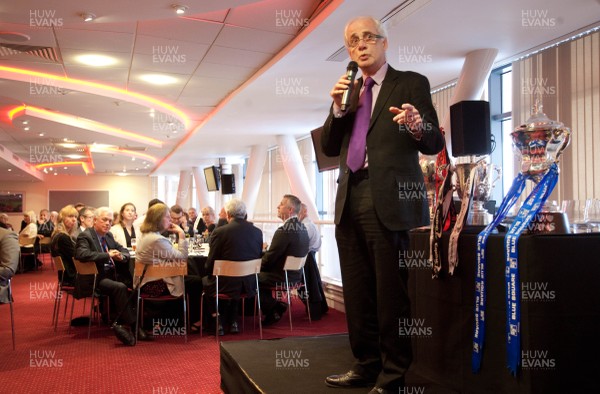 170513 - Welsh Sports Hall of Fame, 24th Roll of Honour Dinner, Millennium Stadium, Cardiff - Journalist Peter Jackson addresses guests