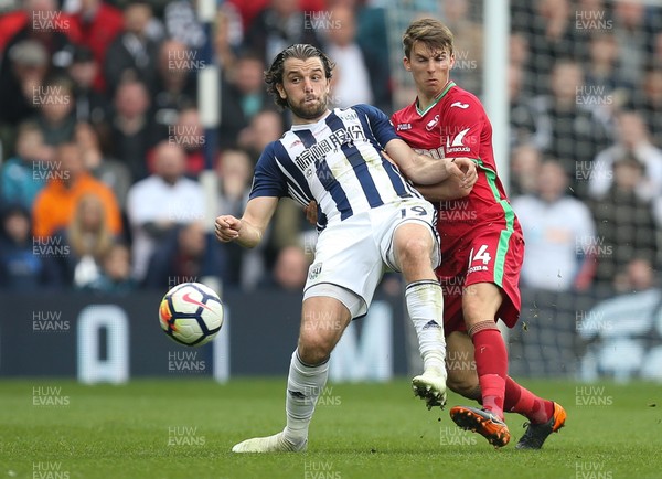 070418 - West Bromwich Albion v Swansea City, Premier League - Jay Rodriguez of West Bromwich Albion and Tom Carroll of Swansea City compete for the ball
