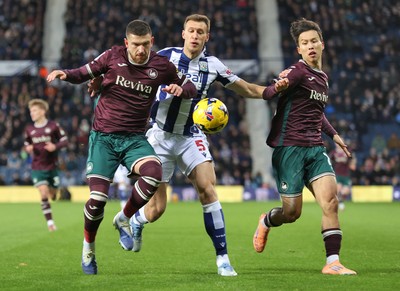 291125 - West Bromwich Albion v Swansea City - Sky Bet Championship - Zan Vipotnik of Swansea and Eom Ji-sung of Swansea with Krstian Bielik of WBA