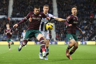 291125 - West Bromwich Albion v Swansea City - Sky Bet Championship - Zan Vipotnik of Swansea and Eom Ji-sung of Swansea with Krstian Bielik of WBA