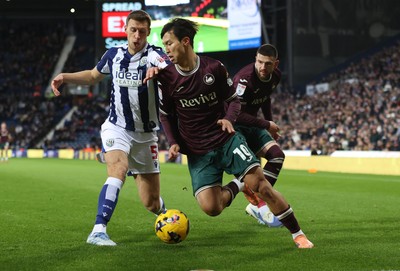 291125 - West Bromwich Albion v Swansea City - Sky Bet Championship - Zan Vipotnik of Swansea and Eom Ji-sung of Swansea with Krstian Bielik of WBA