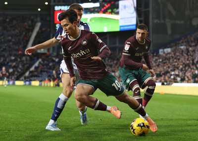 291125 - West Bromwich Albion v Swansea City - Sky Bet Championship - Zan Vipotnik of Swansea and Eom Ji-sung of Swansea with Krstian Bielik of WBA