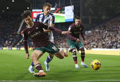 291125 - West Bromwich Albion v Swansea City - Sky Bet Championship - Zan Vipotnik of Swansea and Eom Ji-sung of Swansea with Krstian Bielik of WBA
