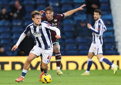 291125 - West Bromwich Albion v Swansea City - Sky Bet Championship - Goncalo Franco of Swansea and Callum Styles of WBA