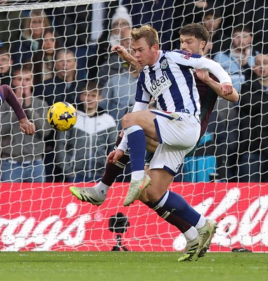 291125 - West Bromwich Albion v Swansea City - Sky Bet Championship - Cameron Burgess of Swansea tries to block Aune Heggebe of WBA from scoring