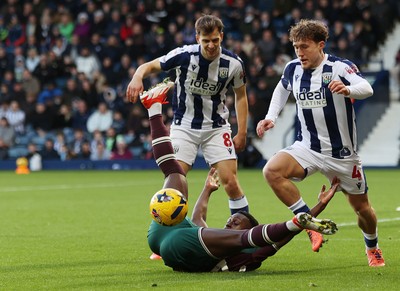 291125 - West Bromwich Albion v Swansea City - Sky Bet Championship - Callum Styles of WBA leaps over Zeidane Inoussa of Swansea