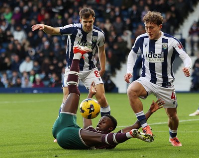 291125 - West Bromwich Albion v Swansea City - Sky Bet Championship - Callum Styles of WBA leaps over Zeidane Inoussa of Swansea