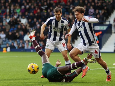 291125 - West Bromwich Albion v Swansea City - Sky Bet Championship - Callum Styles of WBA leaps over Zeidane Inoussa of Swansea