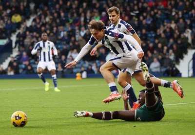 291125 - West Bromwich Albion v Swansea City - Sky Bet Championship - Callum Styles of WBA leaps over Zeidane Inoussa of Swansea