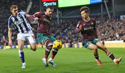 291125 - West Bromwich Albion v Swansea City - Sky Bet Championship - Zan Vipotnik of Swansea and Eom Ji-sung of Swansea with Krstian Bielik of WBA