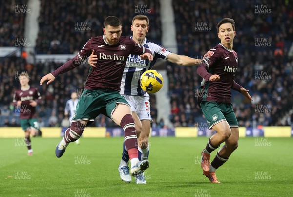 291125 - West Bromwich Albion v Swansea City - Sky Bet Championship - Zan Vipotnik of Swansea and Eom Ji-sung of Swansea with Krstian Bielik of WBA