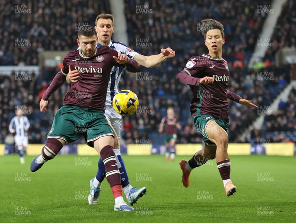 291125 - West Bromwich Albion v Swansea City - Sky Bet Championship - Zan Vipotnik of Swansea and Eom Ji-sung of Swansea with Krstian Bielik of WBA