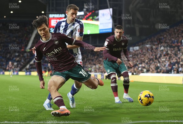 291125 - West Bromwich Albion v Swansea City - Sky Bet Championship - Zan Vipotnik of Swansea and Eom Ji-sung of Swansea with Krstian Bielik of WBA