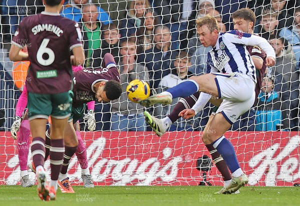 291125 - West Bromwich Albion v Swansea City - Sky Bet Championship - Cameron Burgess of Swansea and Ben Cabango of Swansea try to block Aune Heggebe of WBA from scoring