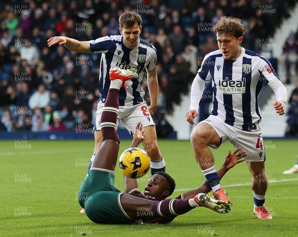 291125 - West Bromwich Albion v Swansea City - Sky Bet Championship - Callum Styles of WBA leaps over Zeidane Inoussa of Swansea