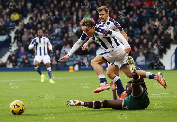 291125 - West Bromwich Albion v Swansea City - Sky Bet Championship - Callum Styles of WBA leaps over Zeidane Inoussa of Swansea