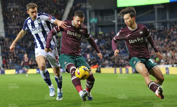 291125 - West Bromwich Albion v Swansea City - Sky Bet Championship - Zan Vipotnik of Swansea and Eom Ji-sung of Swansea with Krstian Bielik of WBA