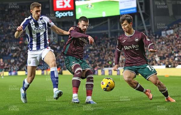 291125 - West Bromwich Albion v Swansea City - Sky Bet Championship - Zan Vipotnik of Swansea and Eom Ji-sung of Swansea with Krstian Bielik of WBA