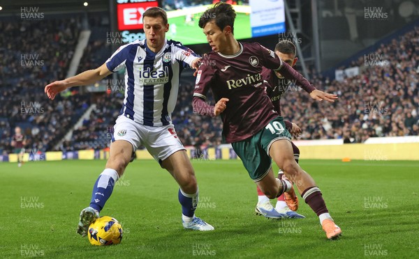 291125 - West Bromwich Albion v Swansea City - Sky Bet Championship - Zan Vipotnik of Swansea and Eom Ji-sung of Swansea with Krstian Bielik of WBA