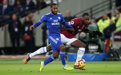 041218 - West Ham United v Cardiff City - Premier League - Junior Hoilett of Cardiff City beats Michail Antonio of West Ham to the ball