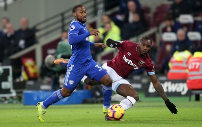 041218 - West Ham United v Cardiff City - Premier League - Junior Hoilett of Cardiff City beats Michail Antonio of West Ham to the ball