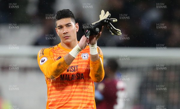 041218 - West Ham United v Cardiff City - Premier League - Neil Etheridge of Cardiff City thanks the fans at full time