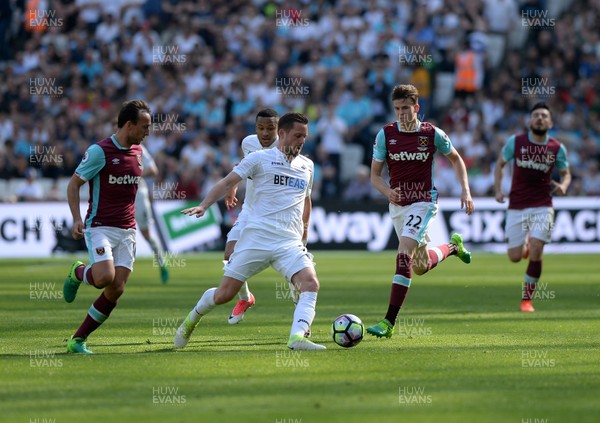 080417 - West Ham United v Swansea City - Premier League  -   Gylfi Sigurdsson of Swansea takes on the Hammers defence  