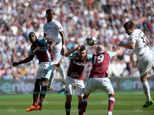 080417 - West Ham United v Swansea City - Premier League  -  Federico Fernandez comes close for Swansea 