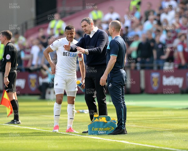 080417 - West Ham United v Swansea City - Premier League  -   Swansea manager Paul Clement discusses tactics with Martin Olsson  