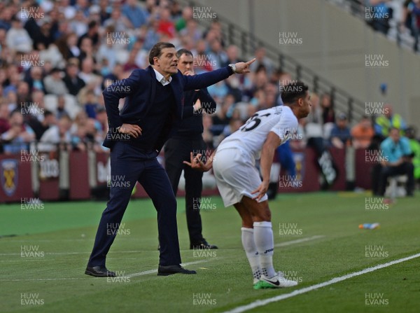 080417 - West Ham United v Swansea City - Premier League  -   West Ham manager Slaven Bilic shouts instructions  