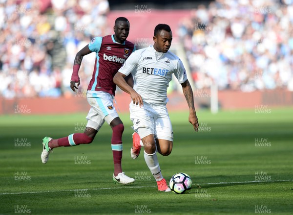 080417 - West Ham United v Swansea City - Premier League  -   Jordan Ayew of Swansea powers forward  