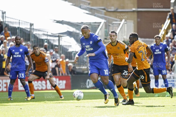 190817 - Wolverhampton Wanderers v Cardiff City, EFL Championship - Kenneth Zohore of Cardiff City (left) in action with Roderick Miranda (centre) and Bright Enobakhare of Wolverhampton Wanderers