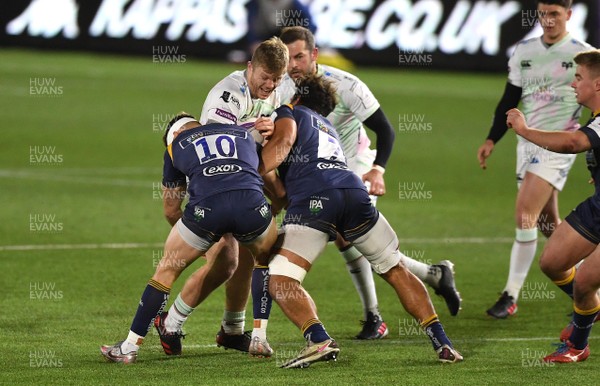 191220 - Worcester v Ospreys - European Rugby Challenge Cup - Kieran Williams of Ospreys is tackled by Jamie Shillcock and Sam Lewis of Worcester