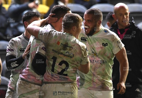 191220 - Worcester v Ospreys - European Rugby Challenge Cup - George North of Ospreys celebrates scoring try with team mates